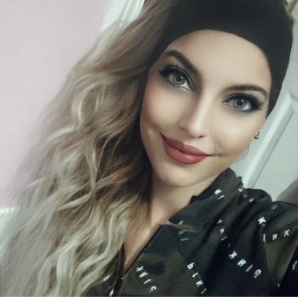 Meet your Posher, Laura - Picture 1 of 1